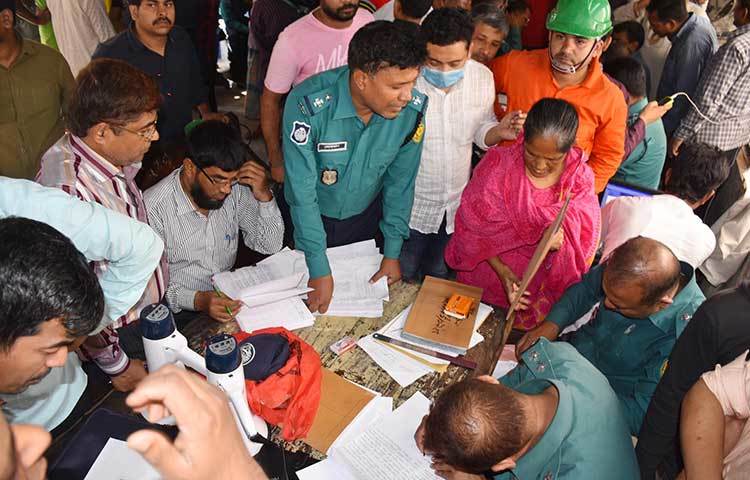 অগ্নিকাণ্ডে নিহতদের পরিচয় নিশ্চিত ও স্বজনদের কাছে তুলে দিতে কাজ করছে পুলিশ। ছবি: বিপ্লব দিক্ষিৎ