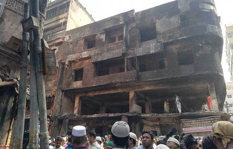 দোয়া মোনাজাতে অংশ নিতে আসা প্রতিটি মানুষ ছিল শোকে মুহ্যমান। ছবি: মাহবুব আলম