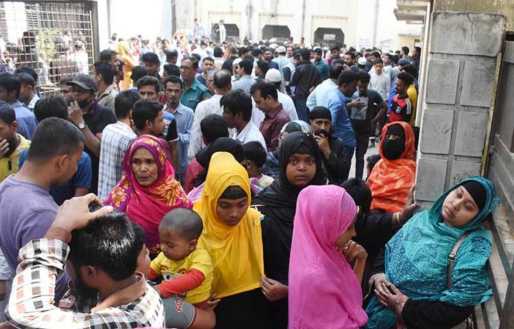 স্বজন হারিয়ে শোকে পাথর হয়েছেন সবাই। ছবি: বিপ্লব দিক্ষিৎ