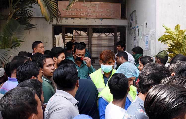 মর্গের সামনে অপেক্ষায় আছেন নিহতদের স্বজনরা। ছবি: বিপ্লব দিক্ষিৎ