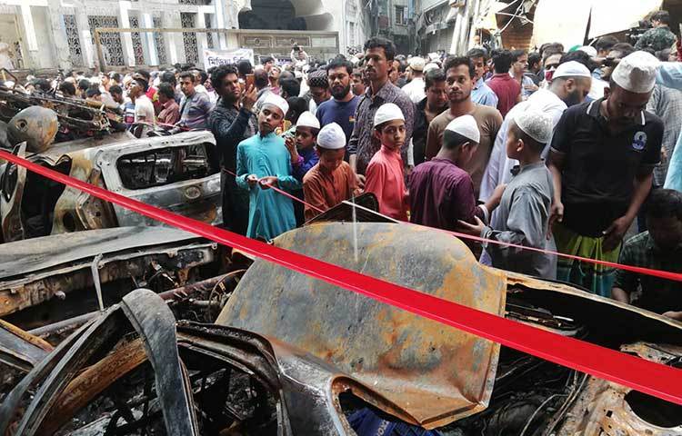 মসজিদে দোয়া মোনাজাতের অংশ নিতে আসা প্রতিটি মানুষের চোখের সামনে বিভীষিকাময় অগ্নিকাণ্ডের দৃশ্য। ছবি: মাহবুব আলম