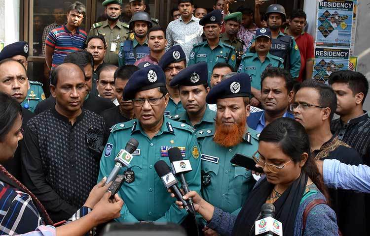 অগ্নিকাণ্ডের ক্ষয়ক্ষতি নিয়ে গণমাধ্যমের সঙ্গে কথা বলছে ঢাকা ডিএপি কমিশনার আসাদুজ্জামান মিয়া। ছবি: বিপ্লব দিক্ষিৎ