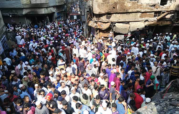 নিহতদের জন্য দোয়া মোনাজাতে অংশ নিতে আসা মানুষে ভরে গেছে চকবাজারের রাস্তা। ছবি: মাহবুব আলম