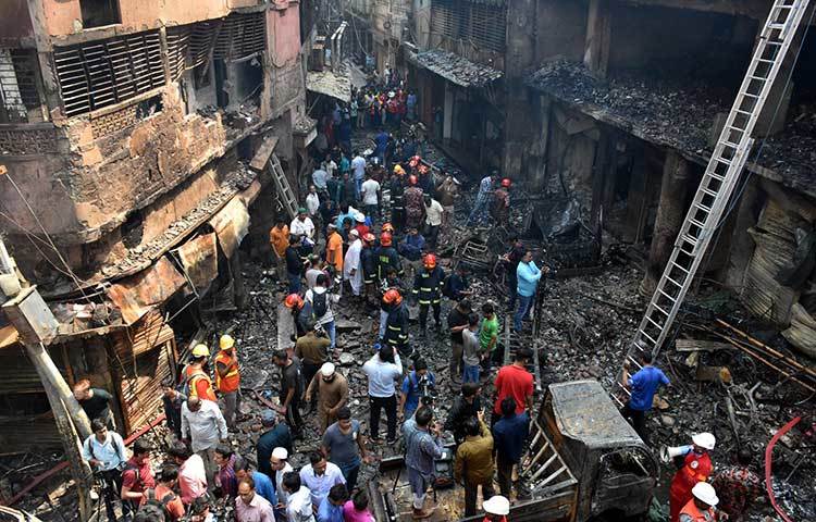 চিরচেনা এই গলিটি দেখে কোনোভাবেই চেনা যাচ্ছে না। এ যেন এক ধ্বংসপুরী। ছবি: বিপ্লব দিক্ষিৎ