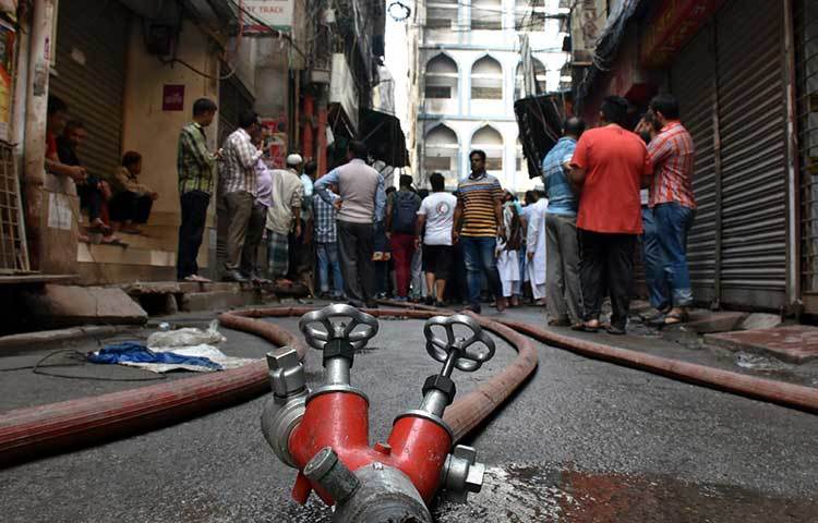 আগুন নিয়ন্ত্রণে আনার চেষ্টায় ফারার সার্ভিসকর্মীরা। ছবি: বিপ্লব দিক্ষিৎ