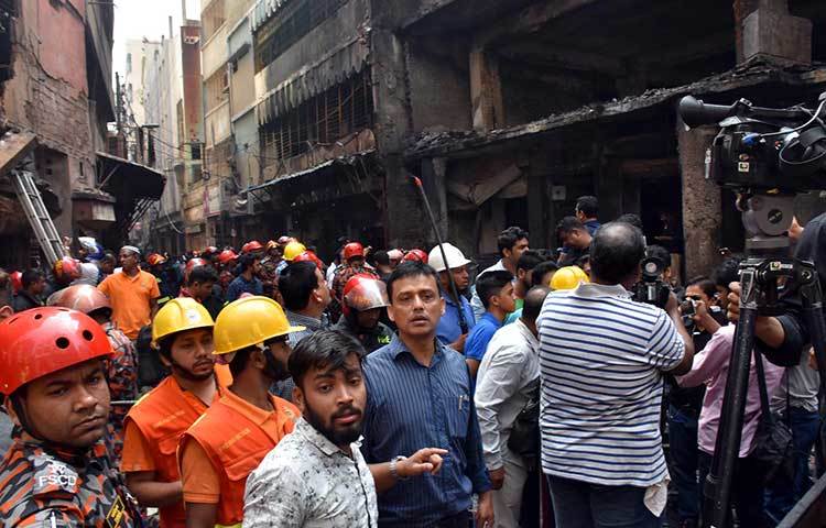 ফায়ার সার্ভিসের কর্মীদের উদ্ধার তৎপরতা। ছবি: বিপ্লব দিক্ষিৎ