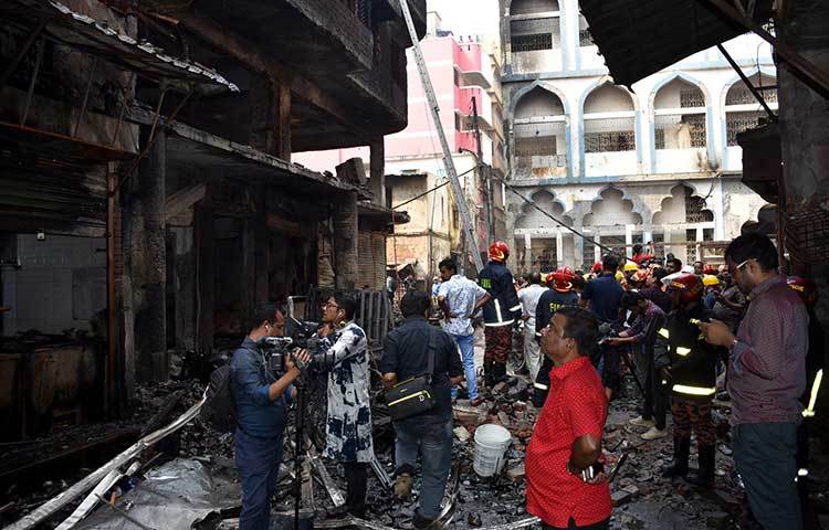 ফারায় সার্ভিসের উদ্ধারকর্মীরা উদ্ধার কাজ চালিয়ে যাচ্ছে। ছবি: বিপ্লব দিক্ষিৎ