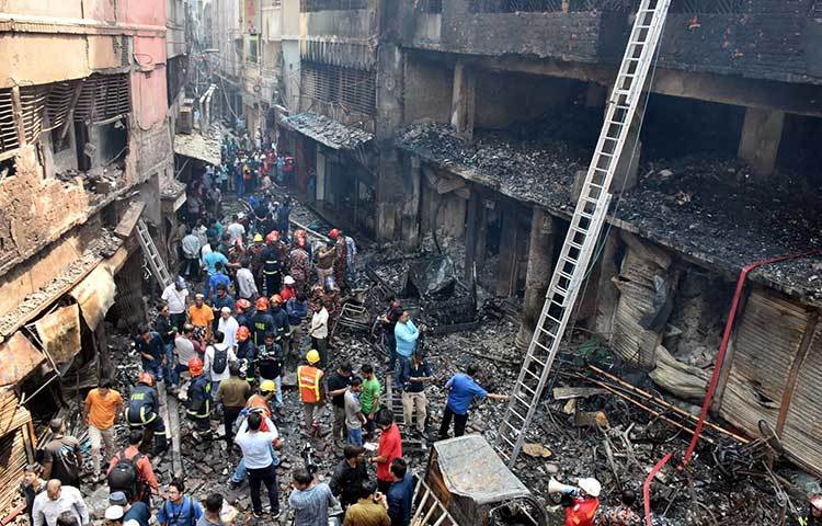 চুড়িহাট্টায় ফায়ার সার্ভিসের অস্থায়ী তথ্য কেন্দ্র থেকে এ তথ্য জানানো হয়েছে। সেখান থেকে বলা হয়েছে, বৃহস্পতিবার সকাল ৯টা পর্যন্ত তাদের উদ্ধার অভিযানে ৭০টি মরদেহ উদ্ধার করা হয়েছে। ছবি: বিপ্লব দিক্ষিৎ