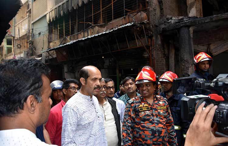 ভয়াবহ অগ্নিকাণ্ডের দৃশ্য দেখতে এসেছেন ঢাকা উত্তর সিটি কর্পোরেশনের মেয়র প্রার্থী আতিকুল ইসলাম। ছবি: বিপ্লব দিক্ষিৎ