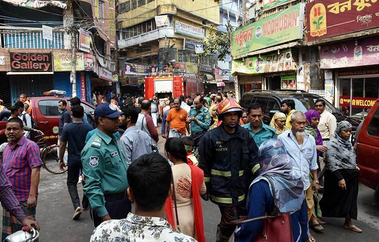 অগ্নিকাণ্ডের স্থান দেখতে আসা উৎসাহী মানুষের ভিড়। ছবি: বিপ্লব দিক্ষিৎ