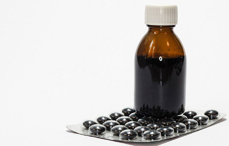 ইংল্যান্ডের ইউনিভার্সিটি অব হালের হৃদরোগ ও শ্বাসযন্ত্র বিভাগের প্রধান অ্যালিন মরিস। সংবাদমাধ্যম ডেইলিমেল-এ একটি সমীক্ষা তুলে ধরেছেন তিনি। তাতে জানা গিয়েছে, সর্দি-কাশির নানা ওষুধ পাওয়া যায় বাজারে। কিছু ওষুধের অন্যতম উপাদান কোকোয়া। যে ওষুধে কোকোয়া রয়েছে, সেগুলো খেলে তাড়াতাড়ি রেহাই পাওয়া যায়।