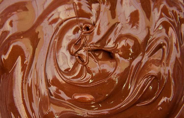 সাধারণ ওষধের চেয়ে কোকোয়া বেশি আঠালো হয়। তাই গলার মধ্য তুলনামূলক মোটা আস্তরণ তৈরি করতে সক্ষম হয়। তাতেও কমে যায় কাশি।