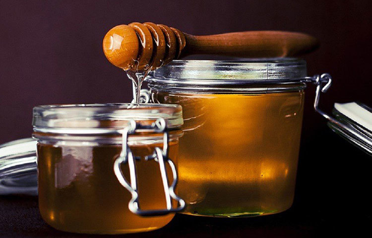 কাশি হলে অনেকেই মধু খান। তবে গবেষকদের দাবি, মানুকা নামের এক ধরনের গুল্ম উদ্ভিদের ফুল থেকে মৌমাছিরা যে মধু তৈরি করে, সেটিই সবচেয়ে বেশি ঔষধিগুণ সম্পন্ন। দোকান-বাজারে যেগুলো পাওয়া যায়, তাতে মোম মিশে থাকে। তাই তেমন কাজ দেয় না। তাই চকোলেট বা ডার্ক চকোলেটের উপর ভরসা করাই ভাল।