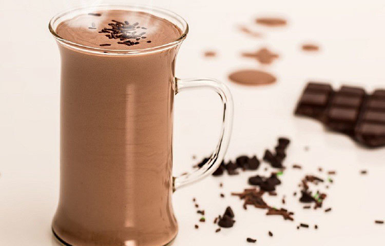 তবে হট চকোলেটে কাজ হবে না বলে সাফ জানিয়ে দিয়েছেন তারা। কারণ ঈষদুষ্ণ গরম দুধের সঙ্গে চকোলেট মিশিয়ে খেলে, তাড়াতাড়ি গলা বেয়ে নেমে যাবে সেটি। মোটা আস্তরণ আর গড়ে উঠবে না গলায়।