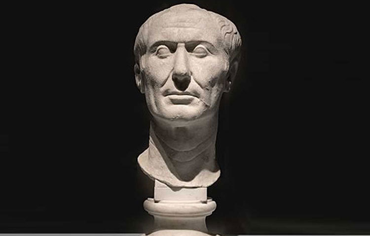 জুলাই মাসের নামের পিছনে বিখ্যাত রোমান সম্রাট জুলিয়াস সিজারের নাম রয়েছে। এই জুলাই মাসেই সিজার জন্মেছিলেন। সেই সময় অবশ্য এই মাসের নাম ছিল ‘কুইন্টিলিস’।