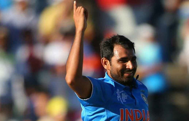 নেপিয়েরের মাঠে সকালেই আগুন ধরালেন শামি। পর পর দুটো উইকেট তুলে নিলেন। প্রবেশ করলেন দ্রুততম ১০০ উইকেট শিকারের তালিকার প্রথম দশে। টপকে গেলেন ইরফান পাঠানকে।