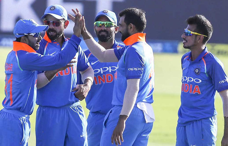 ২০০৮ সালে শেষবার কিউয়িদের দেশে গিয়ে একদিনের সিরিজ জিতেছিল ভারত। সেই ইতিহাসই ফিরে এল সোমবার। টানা তিনটি ম্যাচ জিতে সিরিজ জিতল টিম ইন্ডিয়া।