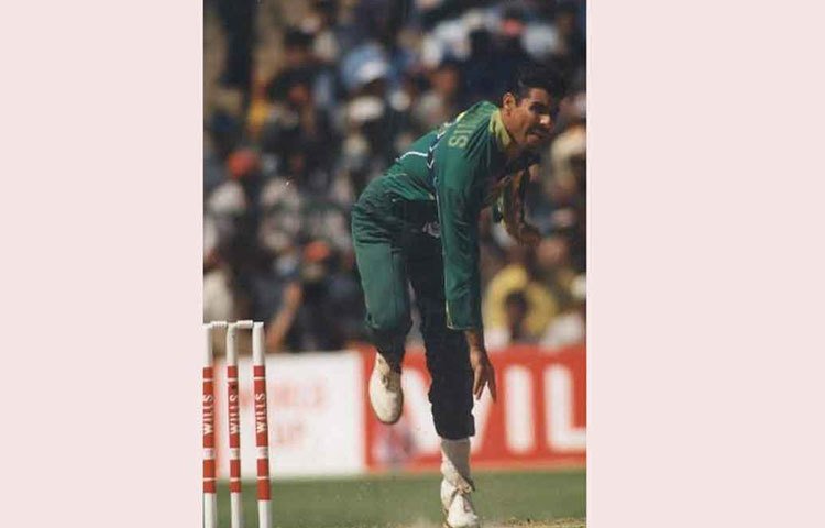 তালিকায় দশম স্থানে রয়েছেন ওয়াকার ইউনিস। জিম্বাবোয়ের বিরুদ্ধে আবু ধাবিতে শততম উইকেটটি দখল করেন তিনি। সেটি ছিল তার ৫৯তম ম্যাচ। ২০০৬ সালের ১৯ এপ্রিল এই তালিকায় নাম লেখান তিনি।