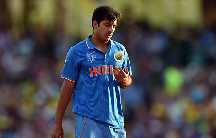 মোহিত শর্মা: বোলিংয়ে যথেষ্ট বৈচিত্র রয়েছে। কিন্তু, তেমনভাবে জাতীয় দলে দাগ কাটতে পারছেন না। আইপিএলে নব্বইয়ের বেশি উইকেট দখল করেছেন এই মিডিয়াম পেসারটি।