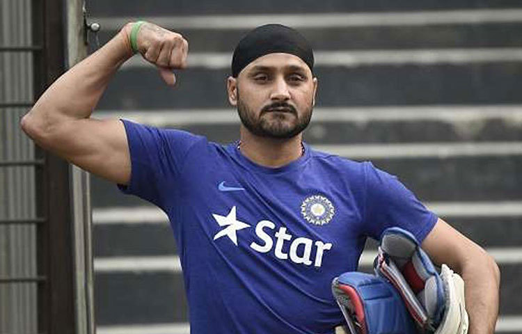 হরভজন সিংহ ছিলেন ওই ম্যাচের একাদশতম ক্রিকেটার। ২০১১ সালের পর থেকে ভারতীয় ক্রিকেট দল থেকে খানিকটা দূরে। বিশেষজ্ঞরা বলেন, রবিচন্দ্রন অশ্বিনের উত্থানও এর একটা বড় কারণ। আইপিএলে মুম্বাই ইন্ডিয়ানসের হয়ে খেলছেন তিনি। পাঞ্জাবের অধিনায়কত্বও করেছেন। ২০১৬-২০১৭ সালে খেলেছেন রঞ্জি ট্রফিও।