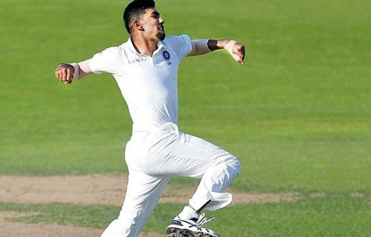 মোহাম্মদ আব্বাস : অস্ট্রেলিয়ার বিরুদ্ধে দুই টেস্টের সিরিজে ১৭ উইকেট নেন পাকিস্তানের এই পেসার। তার আগে ইংল্যান্ডের বিরুদ্ধে নেন ১৯ উইকেট। সব মিলিয়ে গত বছর সাত টেস্টে ১৩.৭৬ গড়ে নেন ৩৮ উইকেট।