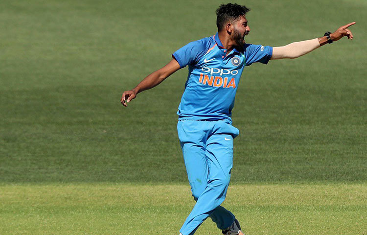 মহম্মদ সিরাজ : শেষ ম্যাচে সুযোগ মিলতে পারে মহম্মদ সিরাজের। সে ক্ষেত্রে বিশ্রাম দেওয়া হতে পারে খলিল আহমদকে। দলের পেস আক্রমণের রিজার্ভ বেঞ্চকে ভালো করে দেখে নিতে চাইছেন কোহলি-শাস্ত্রীরা। তাই একটি মাত্র ম্যাচ খেলা সিরাজকে সুযোগ দেওয়ার পরিকল্পনা দলের।