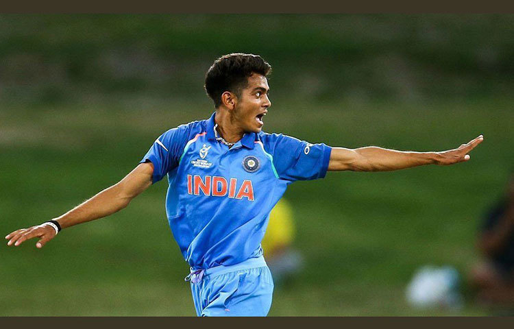 কমলেশ নাগারকোটি: অনূর্ধ্ব-১৯ বিশ্বকাপজয়ী পেসার কমলেশ। জয়পুরের ১৮ বছরের ছেলেটির হাত থেকে প্রায়ই ১৪৫-১৫০ কিমি গতিতে বল বেরোতে দেখে অবাক হয়ে গিয়েছিলেন গ্লেন ম্যাকগ্রা, সৌরভ গাঙ্গুলিরা। গতবার চোটের জন্য খেলতে পারেননি। এবারে তার কাছে থেকে ভালো কিছু আশা করবে নাইটরা।