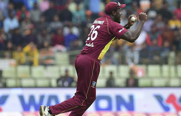 কার্লোস ব্রেথওয়েট : চলতি আইপিএলে ওয়েস্ট ইন্ডিজের টি-টোয়েন্টি দলের অধিনায়ক কার্লোস ব্রেথওয়েটকে ৫ কোটি টাকা দিয়ে কিনেছে কলকাতা। অলরাউন্ডার কার্লোসকে কাজে লাগিয়ে বড় রানের ভিত যেমন গড়তে চায় তারা, তেমনই বিপক্ষকে চাপে রাখতে ব্রেথওয়েটের বোলিং ক্ষমতাকেও কাজে লাগাবে কলকাতা।