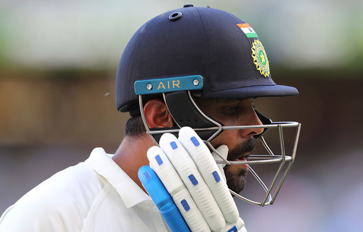 আফগানিস্তানের বিরুদ্ধে একটি সেঞ্চুরি করেছিলেন মূরলী বিজয়। কিন্তু তারপর আর সাফল্য সেভাবে আসেনি। ইংল্যান্ডের বিরুদ্ধে দুই টেস্ট মিলিয়ে মাত্র ২৬ রান করেছিলেন বিজয়।