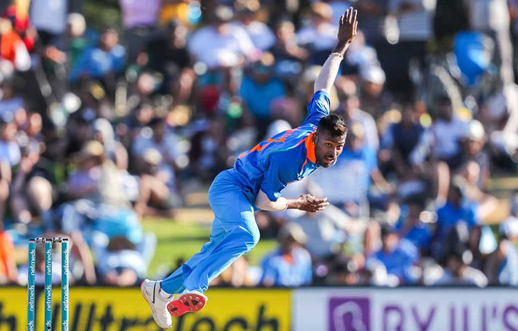 নির্বাসন কাটিয়ে দলে ফিরে শুরুটা ভালই হল হার্দিক পান্ডের। ৪৫ রান দিয়ে ২ উইকেট নেওয়ার পাশাপাশি অসাধারণ ক্যাচে ফেরালেন কেন উইলিয়ামসনকে।