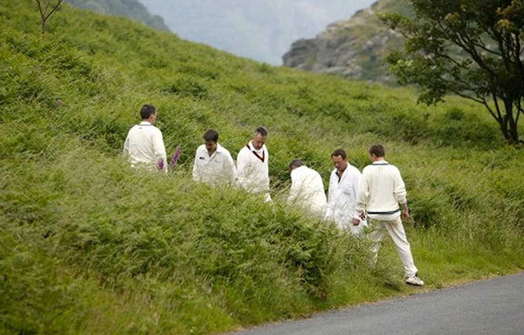 খেলার মাঝে যদি বল হারিয়ে যায়, তা হলে যে দল ফিল্ডিং করছে তারা ‘লস্ট বল’-এর আবেদন করতে পারে। নিয়ম অনুযায়ী তখনই বল পাল্টে খেলা শুরু হবে। ব্যাটিং সাইড দাবি করলে এই লস্ট বলের জন্য পেনাল্টি রান দাবি করতে পারে। ছ’রান পর্যন্ত ব্যাটিং দল পেতে পারে।