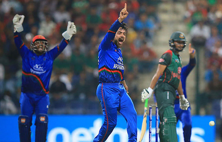 রশিদ খান : আফগানিস্তানের এই লেগস্পিনার ক্রিকেট দুনিয়ার অন্যতম বিস্ময়। বলের পাশাপাশি ব্যাট হাতেও বড় ভূমিকা নেওয়ার ক্ষমতা রয়েছে তার।