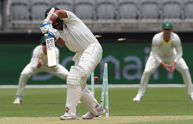 অস্ট্রেলিয়ায় চলতি সিরিজের চারটি ইনিংসে মোট ৪৯ রান করেছেন বিজয়। দল থেকে বাদ পড়েছেন। পৃথ্বী শ-ময়াঙ্ক আগরওয়ালদের মতো তরুণরা চলে আসায় দলে সুযোগ পাওয়া বেশ মুশকিল বিজয়ের।