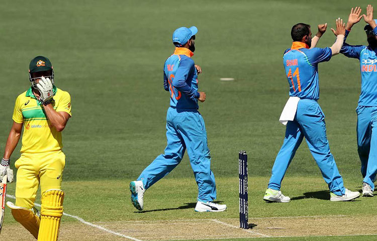 পেসারদের দাপটে টস জিতে ব্যাট করতে নেমে কখনই স্বস্তিতে ছিল না কিউইরা। ২৬ রানের মধ্যেই দুই ওপেনারকে ফেরান শামি-ভুবি। উইলিয়ামসনও উইকেটে থাকতে পারেননি বেশিক্ষণ।