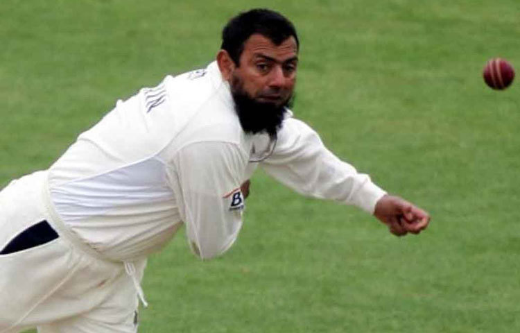 পাকিস্তানের সাকলাইন মুস্তাক রয়েছেন এই তালিকার তৃতীয় স্থানে। ৫৩টি ম্যাচ খেলে ১০০টি উইকেট পেয়েছিলেন তিনি। শততম উইকেটটি পান ১৯৯৭ সালের ১২ মে, শ্রীলঙ্কার বিরুদ্ধে গ্বালিয়রে।