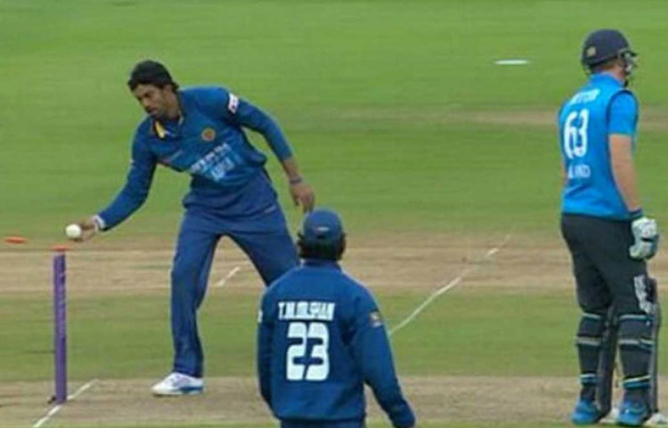 ক্রিকেটের এক বিচিত্র নিয়ম হল মানকারেড। ১৯৪৭ সালে ভারতের বিনু মাঁকড় অস্ট্রেলিয়ার বিল ব্রাউনকে এই পদ্ধতিতে প্রথম আউট করেন বলে এই অদ্ভুত নাম। এই নিয়মে বোলিং রান আপ শেষে বোলার যদি দেখেন নন স্ট্রাইকার ক্রিজের বাইরে আছেন, তখন তিনি নন স্ট্রাইকারের বেল ভেঙে আউট করতে পারেন। বোলার সফল না হলে বলটিকে ডেড বল ঘোষণা করা হবে।