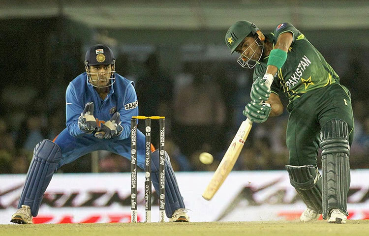 মহেন্দ্র সিং ধোনি : ২০১১ সালে তিনি ছিলেন ক্যাপ্টেন, উইকেট কিপার-ব্যাটসম্যান। ২০১৭ সালে তিনি ওয়ানডে-র ক্যাপ্টেনের পদ থেকে অবসর নেন ঠিকই, কিন্তু খেলা থেকে নয়। ২০১৮ সালের আইপিএল-এ ‘চেন্নাই সুপার কিংস’ তৃতীয়বার কাপ জেতে ধোনির নেতৃত্বে। এবারও তাকে ধরেই বিশ্বকাপের দল গোছানো হচ্ছে।