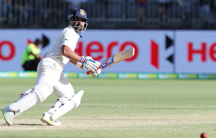 চলতি সিরিজে অস্ট্রেলিয়ার বিরুদ্ধেও এখন পর্যন্ত দারুণ কিছু করে দেখাননি। আসন্ন বিশ্বকাপে দলে সুযোগ পাওয়া নিয়ে সংশয় রয়েছে।