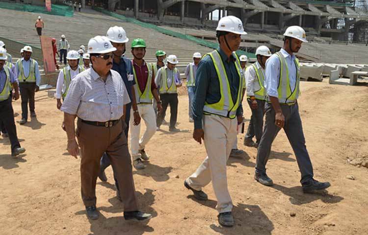 ১৯৮২ সালে তৈরি হয়েছিল মোতেরা স্টেডিয়াম। ১৯৮৩ সালে ক্লাইভ লয়েডের ওয়েস্ট ইন্ডিজ বনাম কপিল দেবের ভারতের মধ্যে প্রথম টেস্ট ম্যাচ খেলা হয় মোতেরায়। উল্লেখ্য, সেই ম্যাচে প্রবল শক্তিশালী উইন্ডিজের কাছে হারতে হয়েছিল ভারতকে। তবে বল হাতে দুরন্ত পারফরম্যান্স করেছিলেন কপিল দেব। এক ইনিংসে নয়টি উইকেট পেয়েছিলেন তিনি।