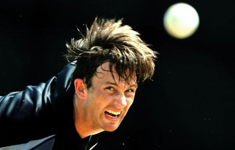 নিউজিল্যান্ডের বোলার শেন বন্ড রয়েছেন চতুর্থ স্থানে। ৫৪টি ম্যাচ খেলে ১০০ উইকেটের পেয়েছিলেন তিনি। শততম উইকেটটি পান ২০০৭ সালের ২৩ জানুয়ারি, ইংল্যান্ডের বিরুদ্ধে অ্যাডিলেডে।