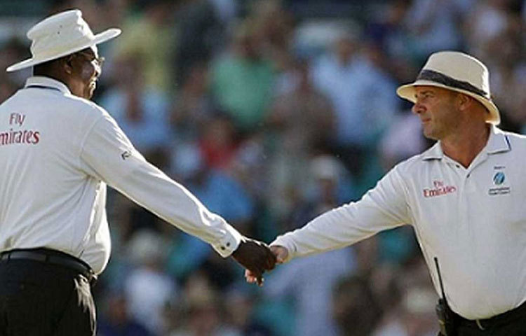 কোনও ক্রিকেটার আহত হলে তার জায়গায় পরিবর্তিত ক্রিকেটার আনতে হলে প্রতি ক্ষেত্রে আম্পায়ারকে জানাতেই হবে। কোনও বার যদি না জানানো হয়, তা হলে ব্যাটিং সাইড পাঁচ রান পেনাল্টি হিসাবে পাবে।