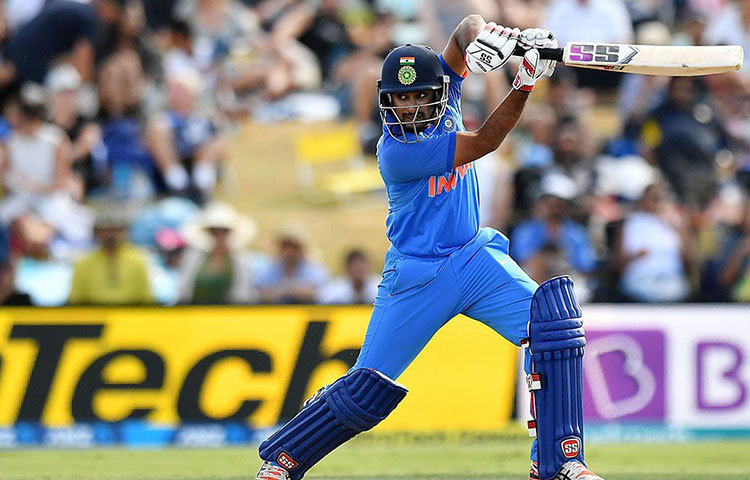 অম্বাতি রায়ুডু : অস্ট্রেলিয়ার পর চলতি নিউজিল্যান্ড সফর। খুব বড় রান না করলেও ধারাবাহিকভাবে রান করে চলেছেন। তবে দল চাপে থাকলে রায়ুডুর ভূমিকা নিয়ে প্রশ্ন উঠতে শুরু করেছে। এই অবস্থায় বিশ্বকাপের আগে চার নম্বরে নিজেকে প্রমাণ করার শেষ সুযোগ।