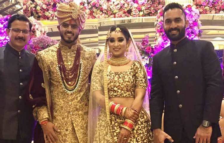 সাচির পরনেও ছিল দিল্লির ঐতিহ্যবাহী সোনালি লেহঙ্গা চোলি। তার উপর পাথরের কাজ। এই পোশাকে সাচি হয়ে উঠেছিলেন ওই সন্ধ্যার সবচেয়ে বড় আকর্ষণ।