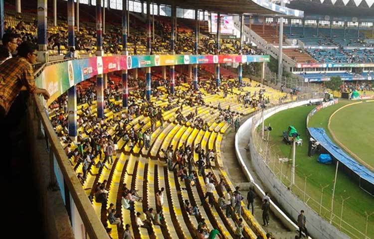 মোতেরায় দর্শকাসন সংখ্যা ছিল ৪৯ হাজার। সেটা বেড়ে ঠিক কত দাঁড়াবে তা নিয়ে পাকাপাকি কিছু জানানো হয়নি। মেলবোর্নে যেমন ৯০ হাজার দর্শক একসঙ্গে বসে খেলা দেখতে পারেন।