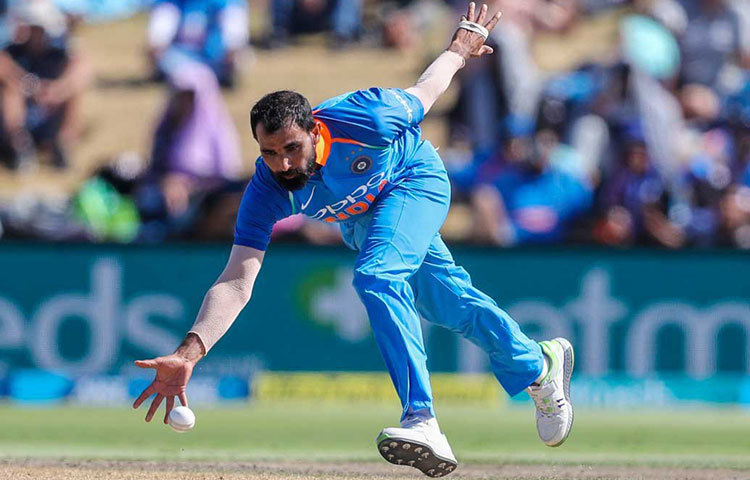 মহম্মদ শামির দাপটে সেভাবে খেলতেই পারেননি কিউইরা। ভারতের সফলতম বোলার মহম্মদ শামি। ৪১ রান দিয়ে ৩ উইকেট পেলেন শামি। পেলেন ম্যান অব দ্য ম্যাচের পুরস্কারও।