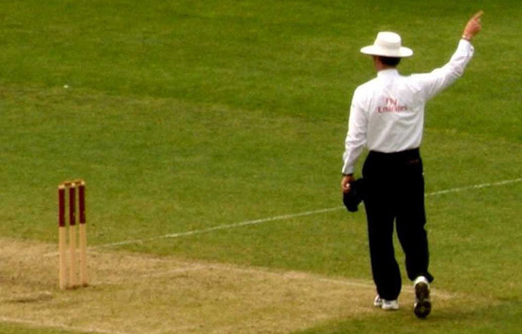 কোনও বোলার বা ব্যাটসম্যান যতক্ষণ মাঠের বাইরে থাকবেন, মাঠে ফেরার পর ততক্ষণই বোলিং বা ব্যাটিং করতে পারবেন না। এমনই এক ঘটনায় ইনিংসের শেষে দিকে ১৮ মিনিট মাঠে না থাকায় দু’টি উইকেট পড়ে গেলেও শচীন ব্যাট করতে নামতে পারেননি।