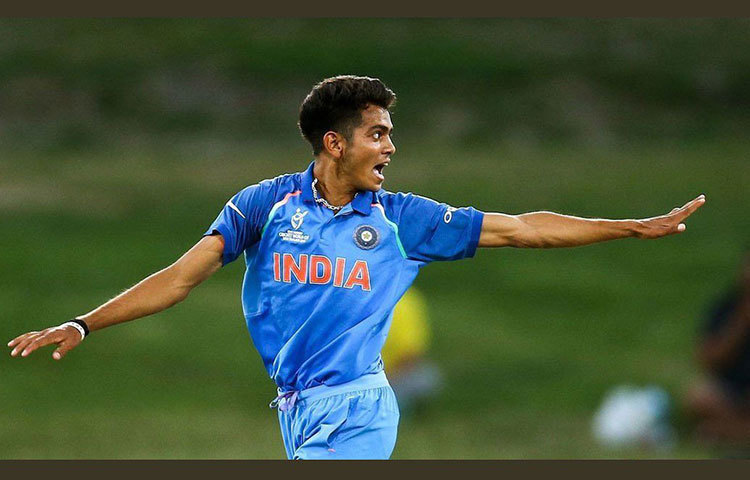 কমলেশ নাগারকোটি : অনূর্ধ্ব-১৯ বিশ্বকাপজয়ী পেসার কমলেশ। জয়পুরের ১৮ বছরের ছেলেটির হাত থেকে প্রায়ই ১৪৫-১৫০ কিমি গতিতে বল বেরোতে দেখে অবাক হয়ে গিয়েছিলেন গ্লেন ম্যাকগ্রা, সৌরভ গাঙ্গুালিরা। গতবার চোটের জন্য খেলতে পারেননি। এবারে তার কাছে থেকে ভাল কিছু আশা করবে নাইটরা।