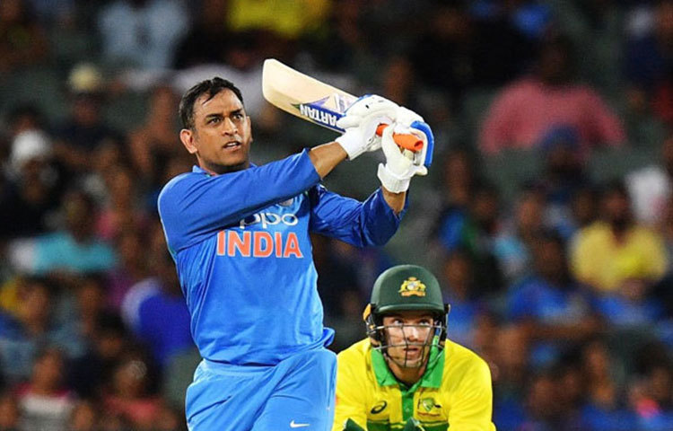 মহেন্দ্র সিং ধোনি আছেন উইকেটকিপার হিসেবে।