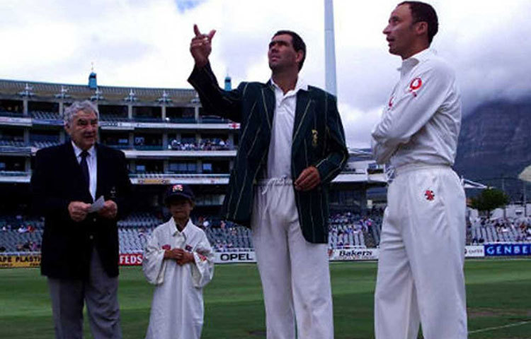 টেস্টে একটি নিয়ম রয়েছে যার নাম ফরফেচার। দুই দলের অধিনায়ক সম্মত হলে একটি করে ইনিংস পুরো ডিক্লেয়ার করতে পারে। ২০০০ সালে টেস্টে দক্ষিণ আফ্রিকা ইংল্যান্ডের বিরুদ্ধে প্রথম দিনে করে ৬ উইকেটে ১৫৫। তিনদিন বৃষ্টি হয়। প্রথম ইনিংসে ২৪৮ রানের পর হ্যান্সি ক্রোনিয়ে ইংল্যান্ডের অধিনায়ক নাসির হুসেনকে ফরফেচারে আবেদন করেন।