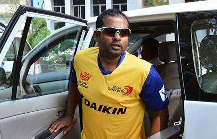 ছয় নম্বরে নেমে শ্রীধরন শ্রীরাম ওই ম্যাচে ৫ বলে ৩ রান করেন। পান ৩ উইকেট। ২০১২ সালে প্রথম শ্রেণির ক্রিকেট থেকে অবসর নেন এই বাঁ-হাতি। ঘরোয়া স্তরে তামিলনাড়–র হয়ে খেলতেন তিনি। রয়্যাল চ্যালেঞ্জার্স বেঙ্গালুরুর হয়ে খেলেছেন আইপিএলেও। বর্তমানে অস্ট্রেলীয় ক্রিকেট দলের সঙ্গে একজন বিশেষজ্ঞ হিসাবে যুক্ত রয়েছেন তিনি।